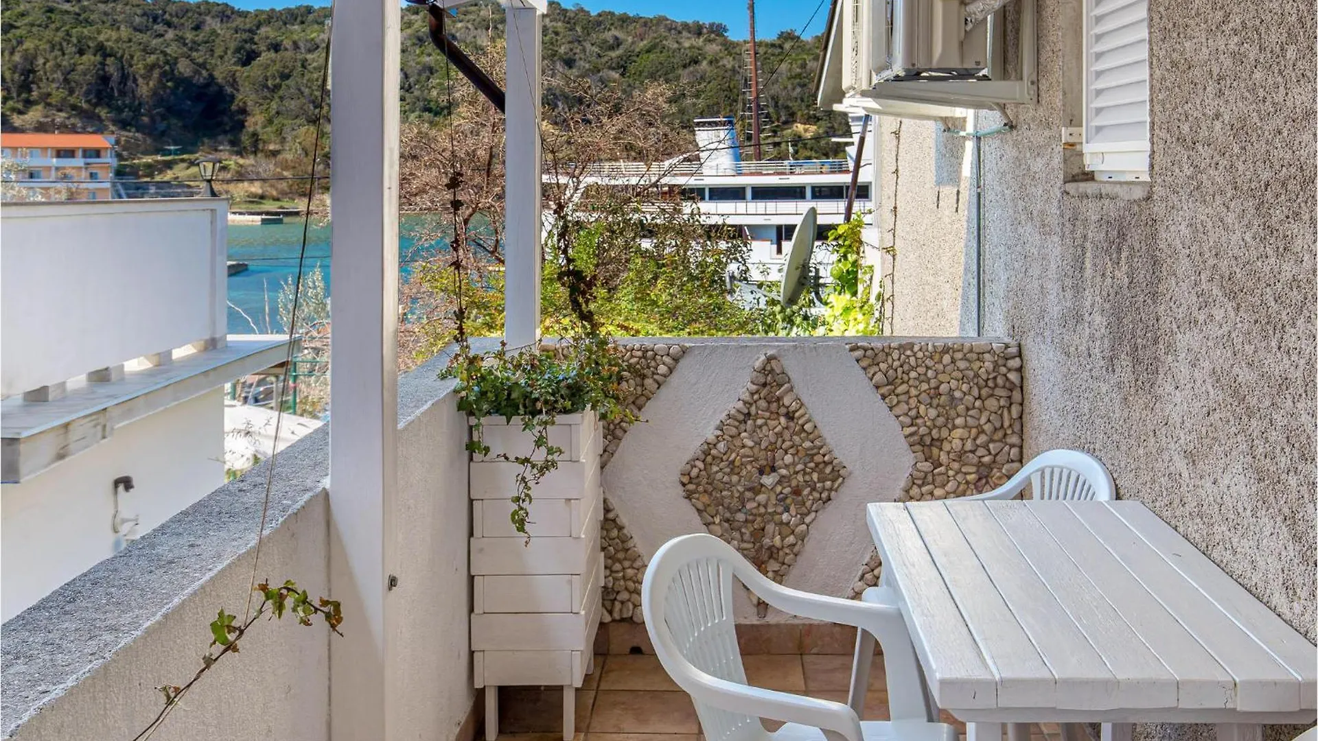 Beautiful Apartment In Supetarska Draga With Wifi 0*,  Croatia