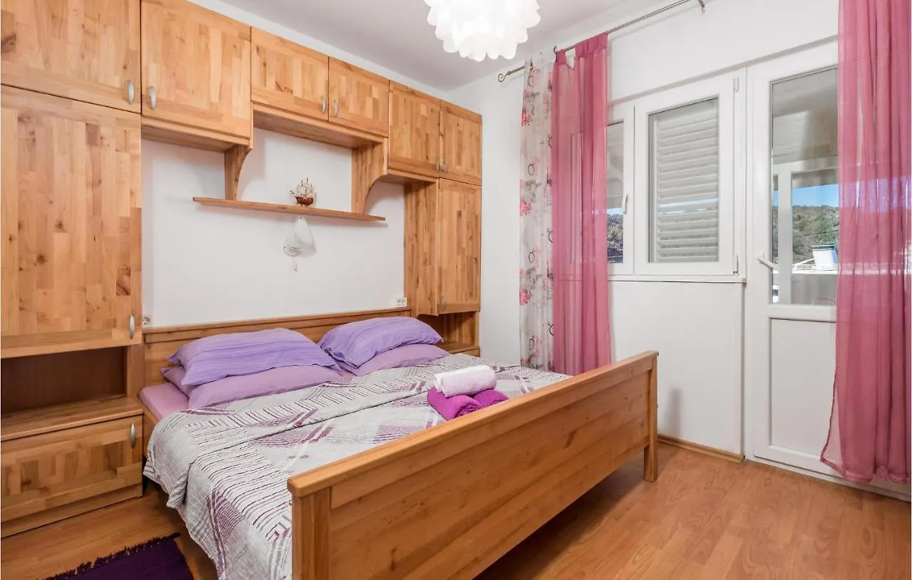 Beautiful Apartment In Supetarska Draga With Wifi