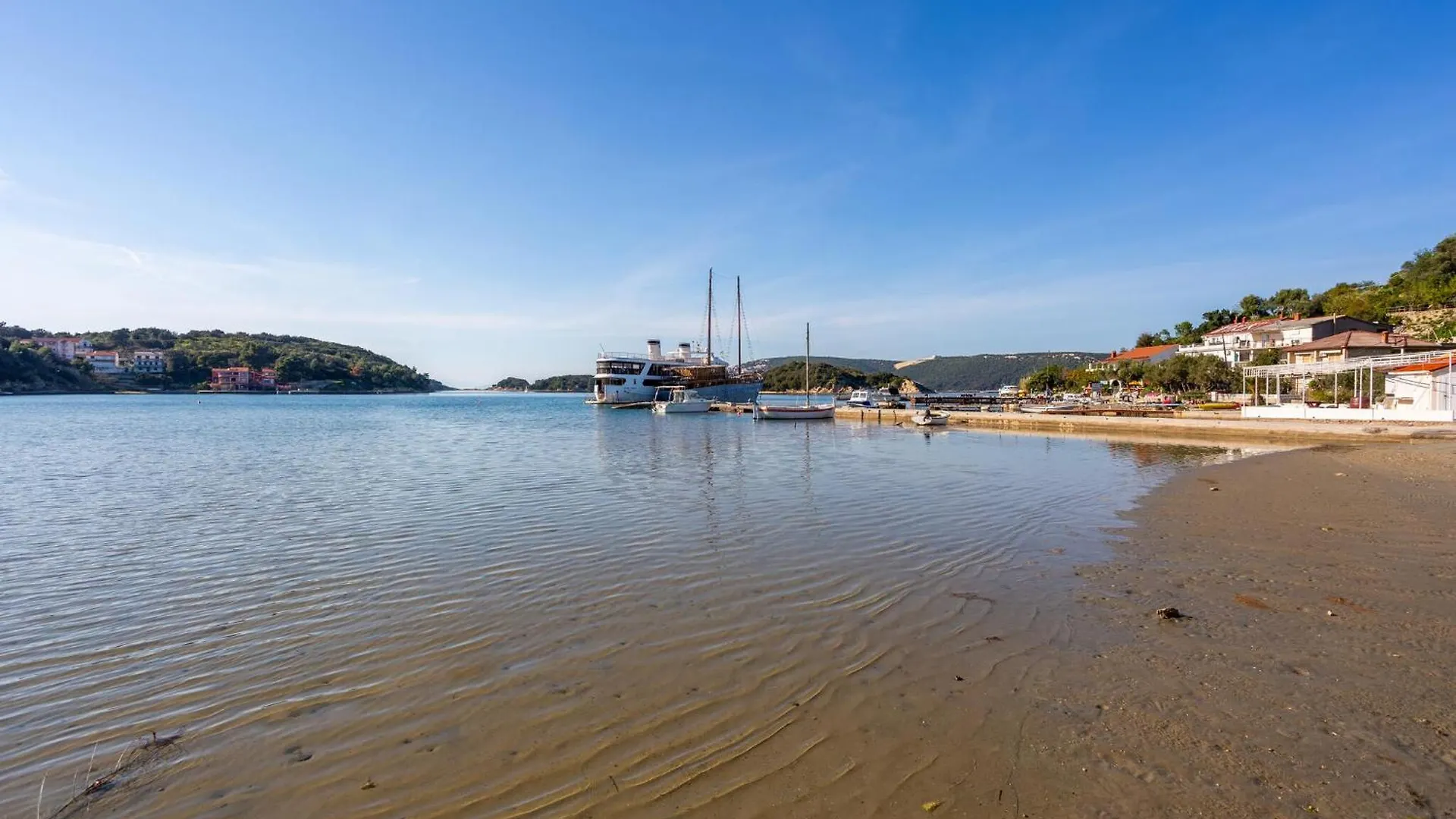 Beautiful Apartment In Supetarska Draga With Wifi